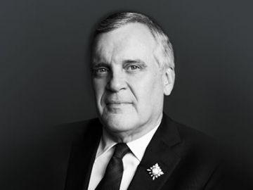 Black and white portrait of David Onley