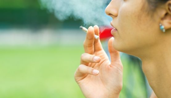 faceless_woman_smokes_pot Thumbnail